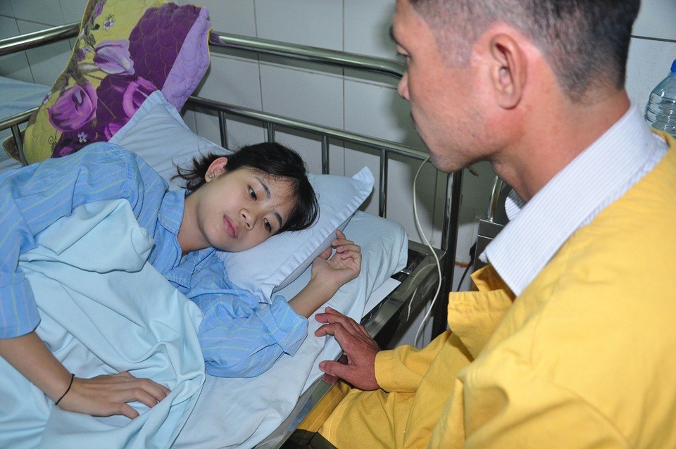 Thiếu hơn 100 triệu đồng mổ tim, nữ sinh trường Y nguy kịch tính mạng - 4 Anh sợ hãi sẽ lại thêm 1 lần nữa mang con trở về nhà.