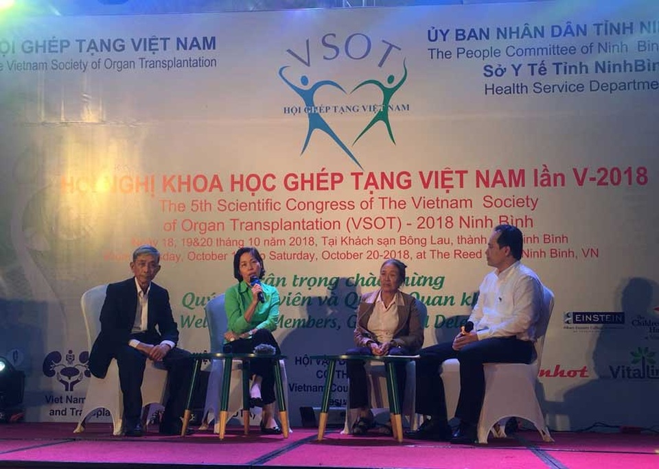 Tặng kỷ niệm chương vì sức khỏe nhân dân người hiến tạng cứu 6 người - 1
Từ trái qua phải: Ông Lê Xuân Cựu, chị Nguyễn Hải Vân, bà Đinh Thị Thông và ThS. Nguyễn Hoàng Phúc