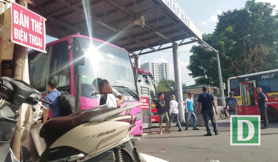 Hà Nội: "Cò" xe khách lộng hành ở bến xe Giáp Bát - 3 Cảnh ra vào của khách, nhân viên nhà xe, xe ra đỗ hàng chục phút ngay cổng để đợi khách.
