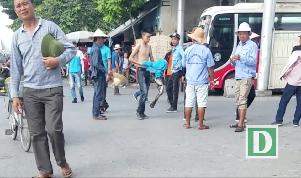 Hà Nội: "Cò" xe khách lộng hành ở bến xe Giáp Bát - 1 Cảnh cò khách, nhân viên nhà xe thường xuyên tụ tập.