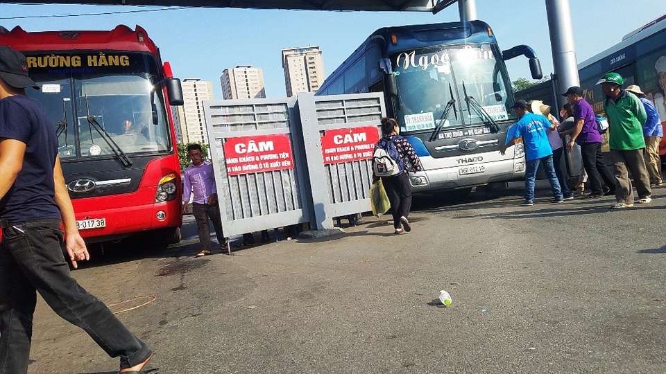 Hà Nội: "Cò" xe khách lộng hành ở bến xe Giáp Bát - 4
Việc dừng xe bắt khách ngay tay cổng ra của bến xe Giáp Bát.