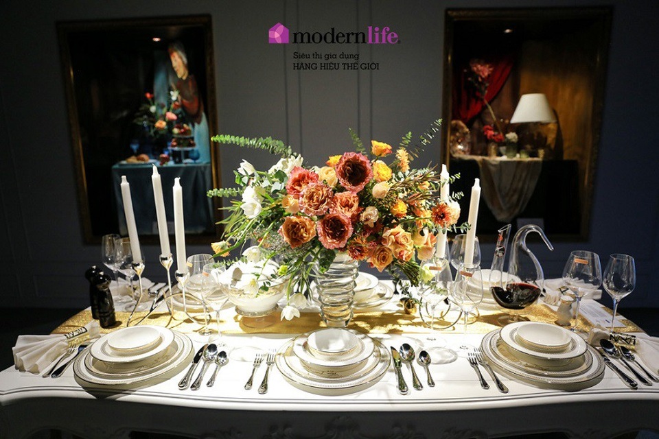 
Bộ đồ sứ nạm vàng của thương hiệu Prouna cùng sản phẩm pha lê của thương hiệu Nachtmann nổi bật trên bàn tiệc trung tâm.
