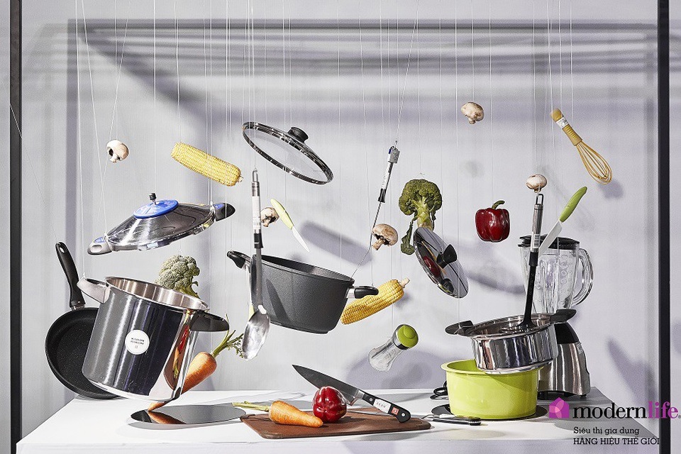 
Nghệ thuật sắp đặt với những dụng cụ nhà bếp được treo lơ lửng, tạo hiệu ứng thị giác sống động.
