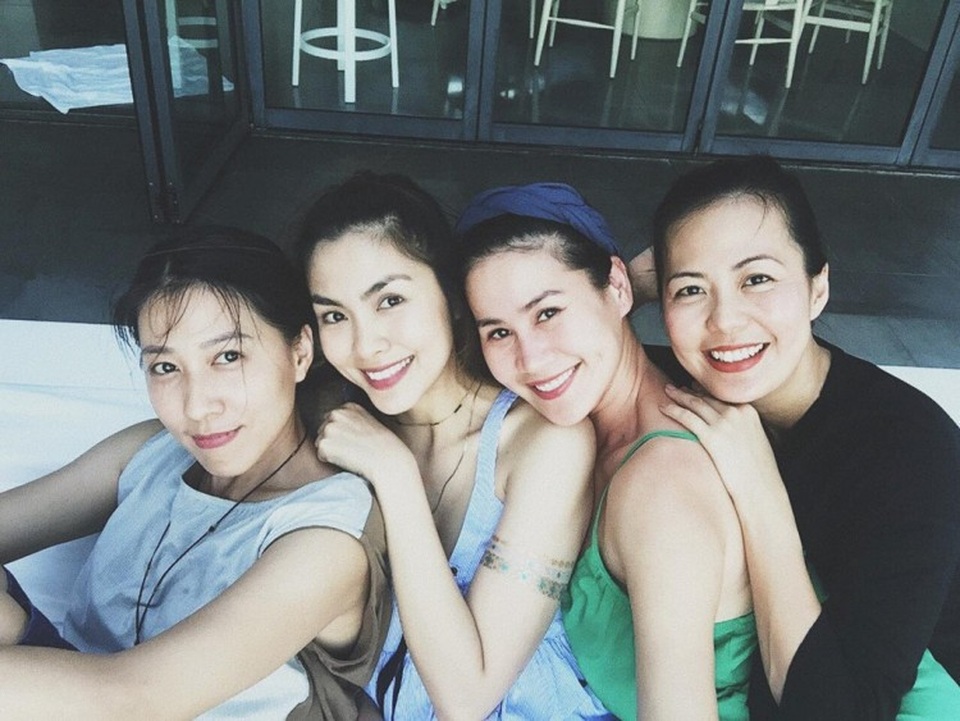 Trải qua hơn 10 năm gắn bó, hội bạn thân của Tăng Thanh Hà vẫn luôn sát cánh, gắn bó bên nhau. Hôi bạn thân của Hà Tăng gồm: Thân Thúy Hà, Bùi Việt Hà và Thùy Trang. Trong hội chị em này, Thúy Hà lớn nhất có biệt danh là Đại bàng, kế đó MC Bùi Việt Hà là Bồ câu, Thùy Trang là Sẻ lớn còn Tăng Thanh Hà là Sẻ nhỏ.