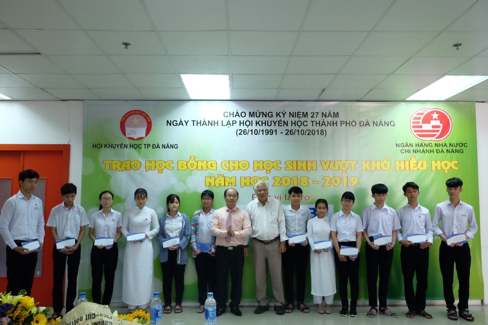 Đà Nẵng: Trao 150 suất học bổng đến học sinh vượt khó học giỏi - 1 150 suất học bổng vừa được Hội Khuyến học TP. Đà Nẵng trao đến các HS vượt khó học giỏi