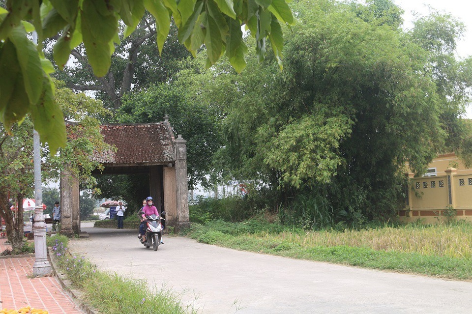 Ngôi làng toàn những căn nhà cổ trăm tuổi giá bạc tỷ ở Hà Nội - 1 Cách Hà Nội 40 km về phía Tây, nằm cạnh QL32, Đường Lâm là làng cổ đầu tiên ở Việt Nam được trao bằng Di tích lịch sử văn hóa Quốc gia. Hiện nay, nơi đây vẫn còn giữ được những nét đặc trưng cơ bản của một ngôi làng Việt với cổng làng, cây đa, bến nước, sân đình...