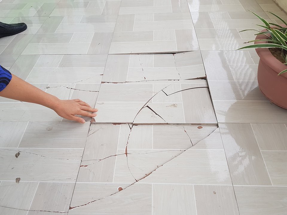 Trường mầm non hơn 30 tỷ đồng vừa sử dụng đã hư hỏng - 5 Gạch men mới đưa vào sử dụng đã bị vỡ vụn...