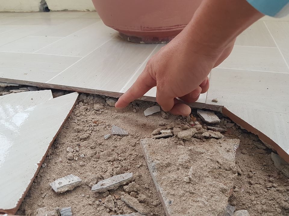 Trường mầm non hơn 30 tỷ đồng vừa sử dụng đã hư hỏng - 7 Các mảng vỡ bung lên lởm chởm rất nguy hiểm cho học sinh cũng như phụ huynh mỗi khi qua lại.