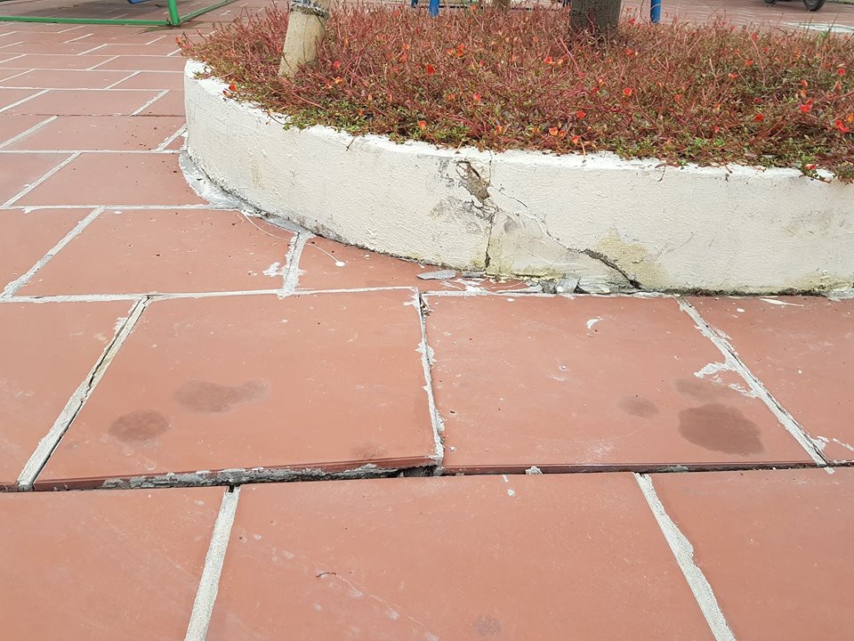 Trường mầm non hơn 30 tỷ đồng vừa sử dụng đã hư hỏng - 11 Ngoài hành lang, phòng học, sân trường hơn 30 tỷ đồng cũng trong tình cảnh tương tự, nhiều nơi gạch đã bung ra như không hề có lớp xi măng gắn bên dưới.