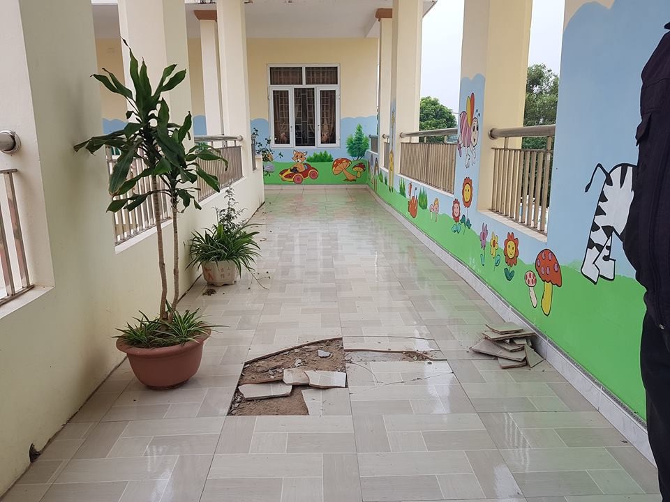 Trường mầm non hơn 30 tỷ đồng vừa sử dụng đã hư hỏng - 2 Nền gạch hành lang phòng học bị bong tróc nhiều nơi sau ít tháng đưa vào sử dụng.