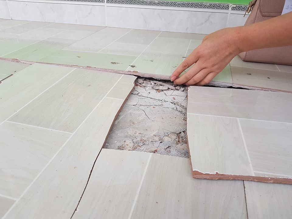 Trường mầm non hơn 30 tỷ đồng vừa sử dụng đã hư hỏng - 6
... bong tróc nhiều nơi.