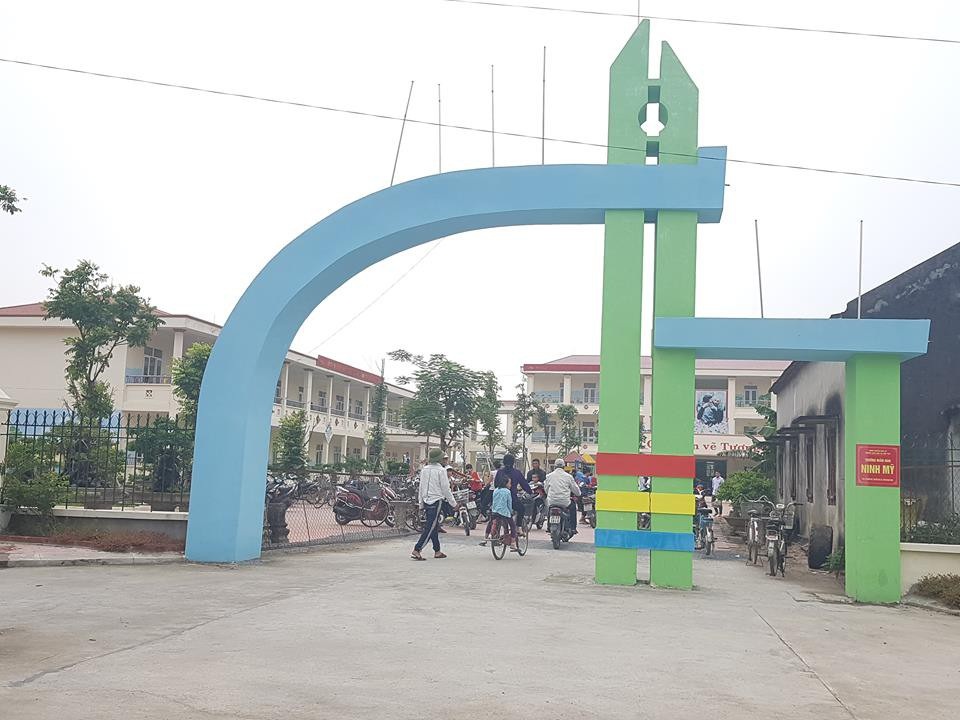 Trường mầm non hơn 30 tỷ đồng vừa sử dụng đã hư hỏng - 1 Trường Mầm non Ninh Mỹ tổng vốn đầu tư xây dựng hơn 30 tỷ đồng nhưng đến nay vẫn chưa có cửa cổng.