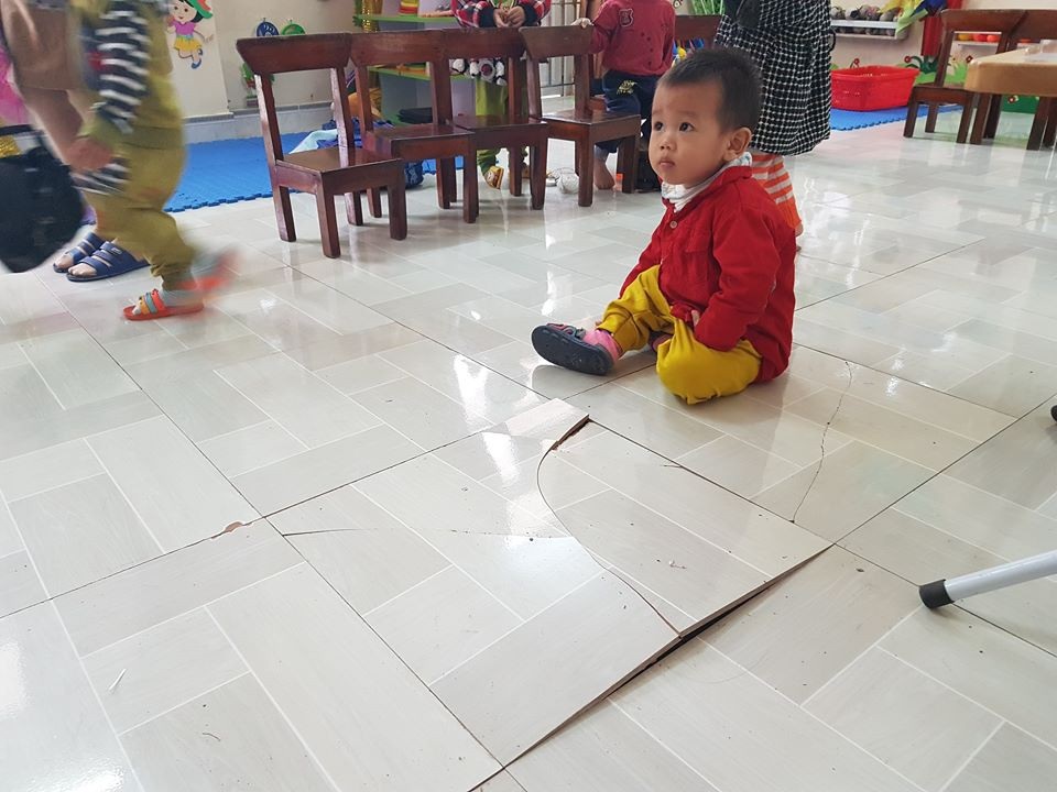 Trường mầm non hơn 30 tỷ đồng vừa sử dụng đã hư hỏng - 10 Trẻ học và chơi đùa ngay bên nền nhà bị bong tróc rất nguy hiểm.