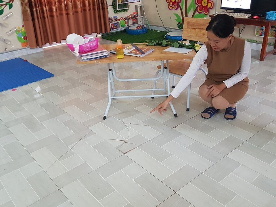 Trường mầm non hơn 30 tỷ đồng vừa sử dụng đã hư hỏng - 9 Nhiều nơi trong phòng học bị nứt toác giáo viên phải che bàn lại tránh nguy hiểm cho học sinh.