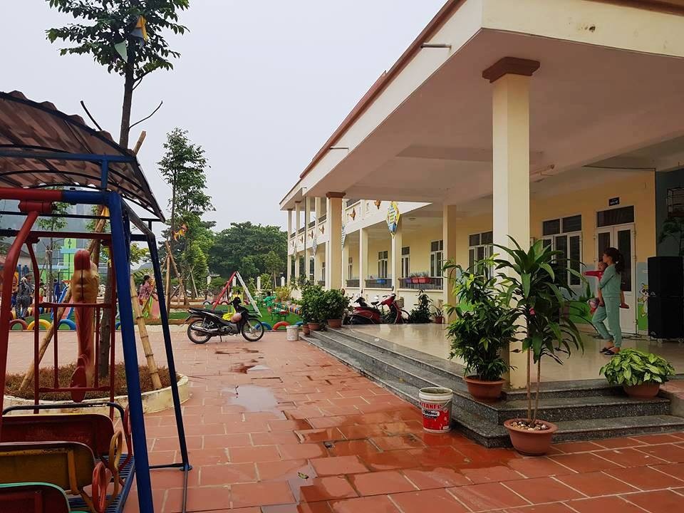 Trường mầm non hơn 30 tỷ đồng vừa sử dụng đã hư hỏng - 4 Sân trường bị trũng đọng nước nhiều nơi do chất lượng thi công kém.