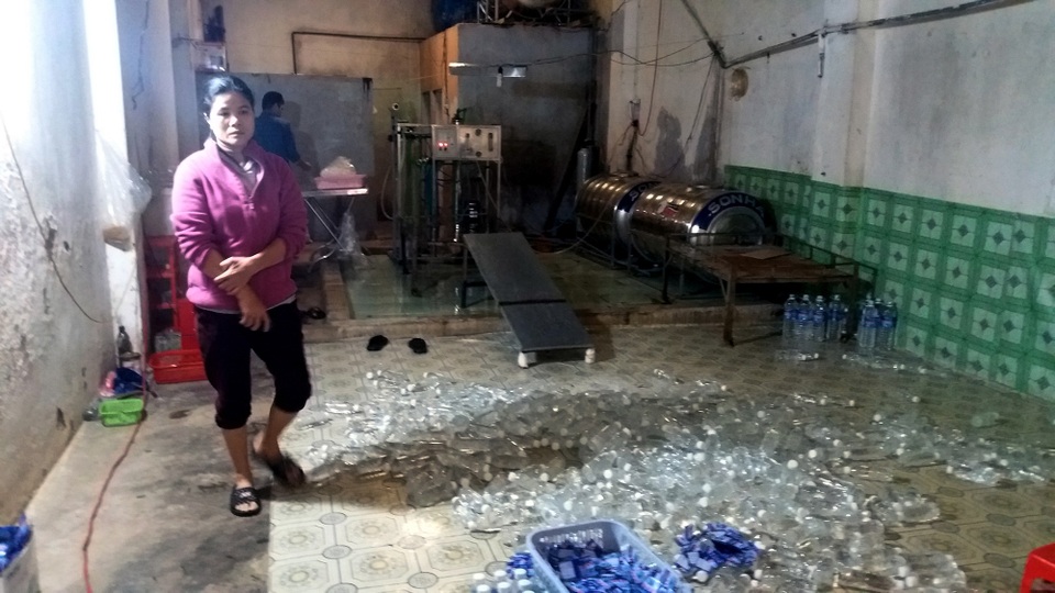 Đình chỉ cơ sở sản xuất nước đóng chai cực kỳ mất vệ sinh - 1 Khu nước uống đóng chai không hợp vệ sinh