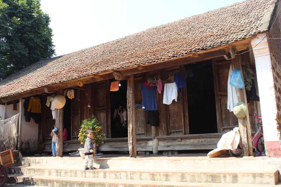 Ngôi làng toàn những căn nhà cổ trăm tuổi giá bạc tỷ ở Hà Nội - 12 Căn nhà ông Phan Văn Dũng được xây dựng từ năm 1854, là một căn nhà cổ 7 gian, 11 thế hệ con cháu đã từng sinh sống tại đây. Ngôi nhà được thiết kế theo lối kiến trúc nhà Bắc Bộ xưa.