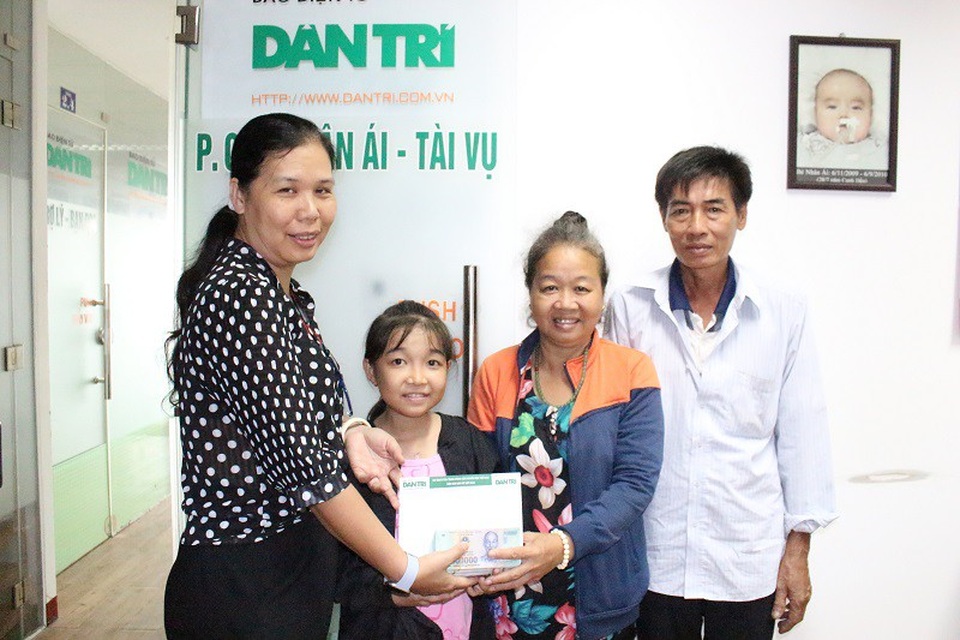 Bạn đọc giúp nữ sinh suy tim nặng hơn 246 triệu đồng - 1 Nhà báo Toàn Thắng trao Quỹ nhân ái bạn đọc giúp bé Quỳnh Như