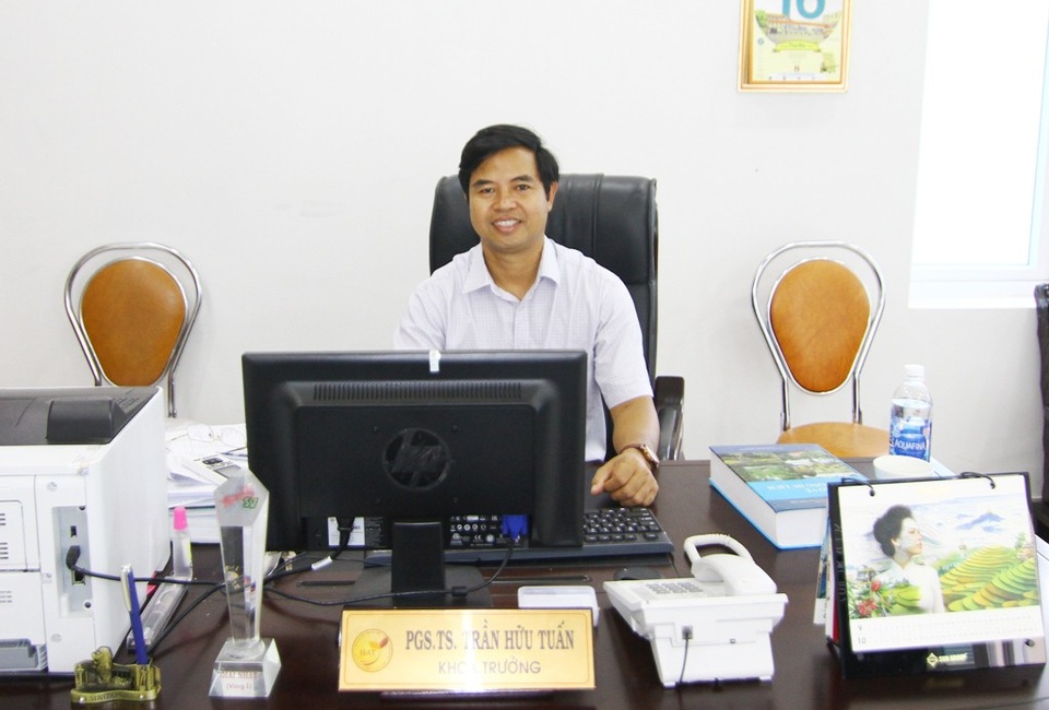 Ra mắt nhiều tour du lịch mới lạ của Khoa Du lịch – Đại học Huế - 4 PGS.TS. Trần Hữu Tuấn, Khoa Trưởng Khoa Du lịch – Đại học Huế chia sẻ nhiều điều thú vị về các tour du lịch sáng tạo do giảng viên, sinh viên trường đã và đang triển khai