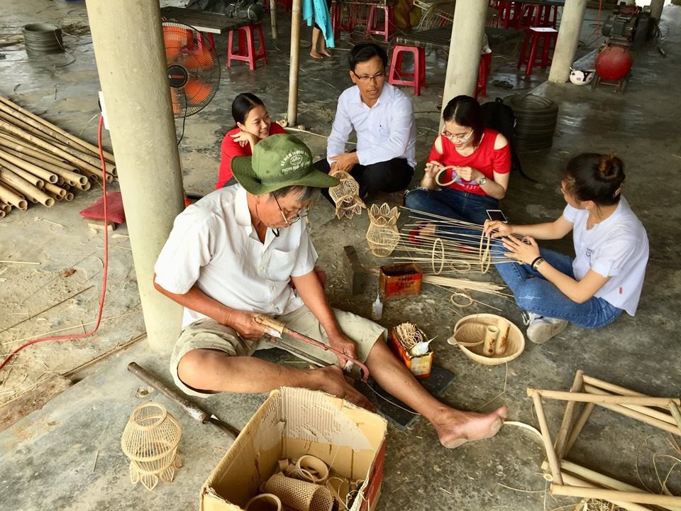 Ra mắt nhiều tour du lịch mới lạ của Khoa Du lịch – Đại học Huế - 14 Làm các sản phẩm từ tre