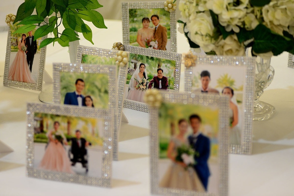 Trong lễ cưới tập thể, mỗi cặp đôi được Ban tổ chức tặng một cặp nhẫn, trang phục cưới, trang điểm, chụp hình cưới, bàn tiệc...