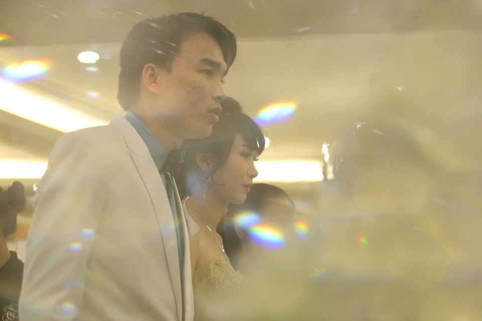 Các cặp đôi cùng dắt tay nhau tiến vào lễ đường.