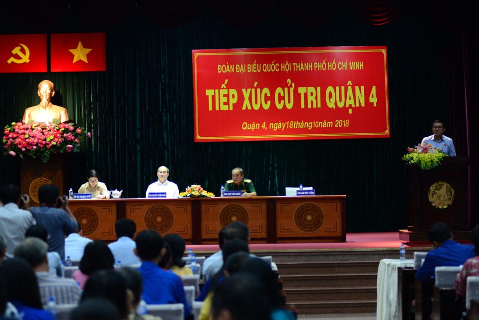 Thời đại người máy càng phải gìn giữ truyền thống dân tộc, bản sắc Việt Nam - 1 Đoàn Đại biểu Quốc hội TPHCM đơn vị 1 gồm Bí thư Thành ủy TPHCM Nguyễn Thiện Nhân cùng các đại biểu Văn Thị Bạch Tuyết, Lâm Đình Thắng và Ngô Tuấn Nghĩa đã có buổi tiếp xúc cử tri quận 4