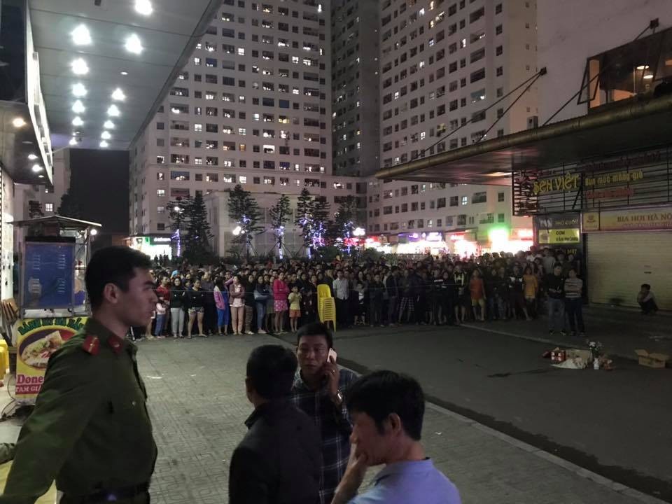 Trẻ sơ sinh còn nguyên dây rốn rơi từ tầng cao tòa chung cư Linh Đàm - 2
Người dân thắp hương cho đứa trẻ sơ sinh xấu số. Lực lượng công an có mặt phong tỏa hiện trường.