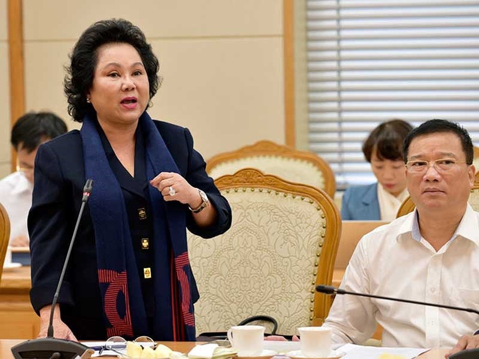 Cục trưởng ra "giấy phép" con, cả ngành thực phẩm náo loạn! - 1
Bà Lý Kim Chi, Chủ tịch Hội LTTP TP.HCM: “Các DN đã ký kết hợp đồng nhập khẩu lúa mì với nước ngoài như ngồi trên lửa”. Ảnh: C.LUẬN
