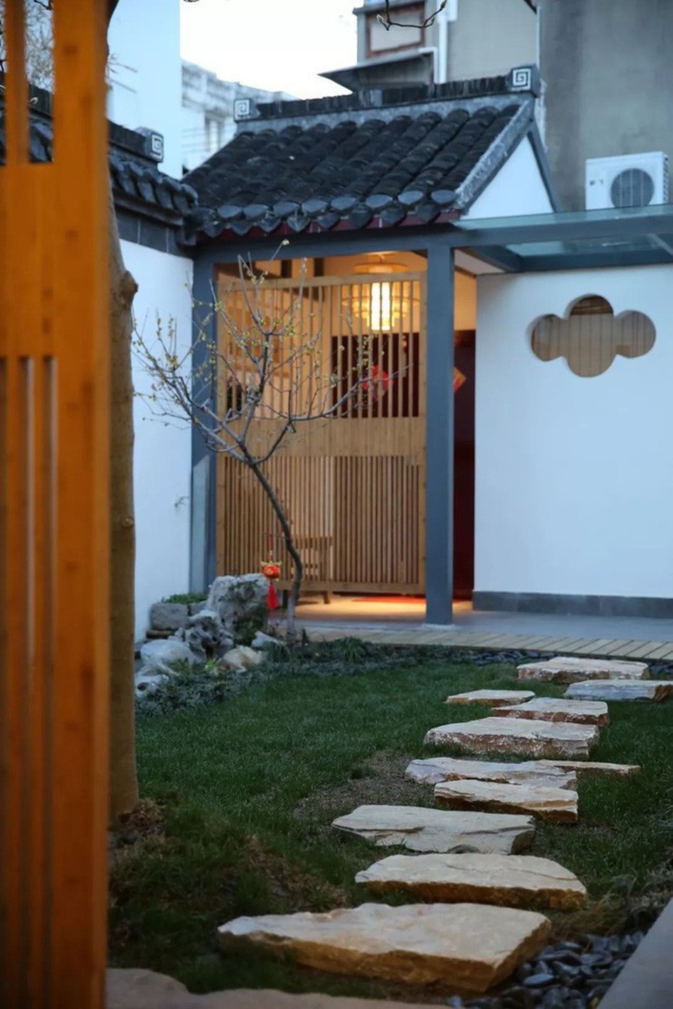 Cô gái biến nhà hoang thành không gian sống trong mơ cho riêng mình - 5 Trải dài từ cổng đến cửa chính là một “thảm đá” đặt trên nền của cỏ xanh, tạo cảm giác như đang bước vào một không gian thơ mộng, yên tĩnh.