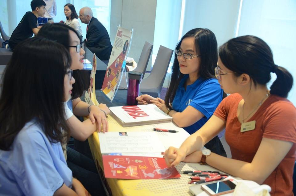 Talkshow “Du học Mỹ: còn gì hay, ngoài việc làm tại Mỹ”. - 4
Tư vấn cùng chuyên gia giáo dục quốc tế