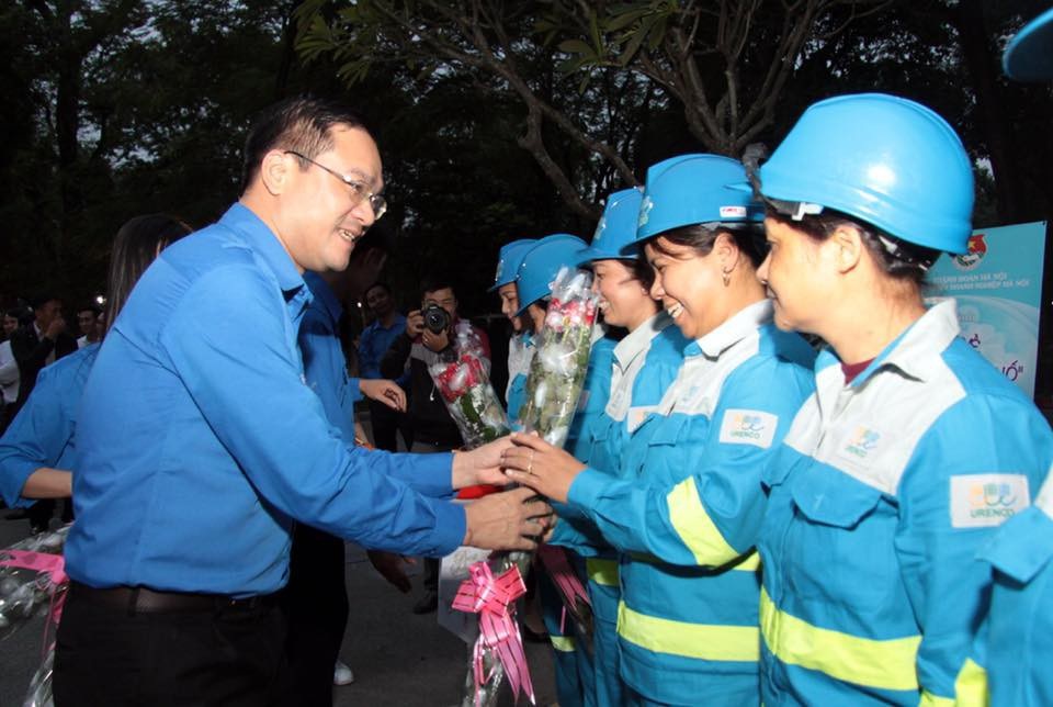 Nụ cười rạng rỡ của nữ công nhân môi trường khi được tặng hoa 20/10 - 2 Bí thư Thành đoàn Hà Nội - Nguyễn Ngọc Việt tặng hoa nhân dịp 20/10