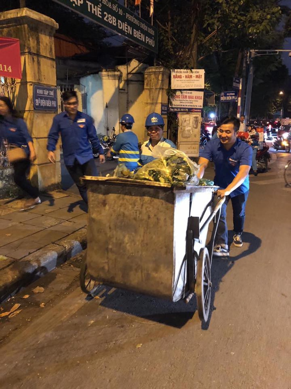 Nụ cười rạng rỡ của nữ công nhân môi trường khi được tặng hoa 20/10 - 4 Đoàn viên, thanh niên giúp đỡ cho các chị em thu gom rác