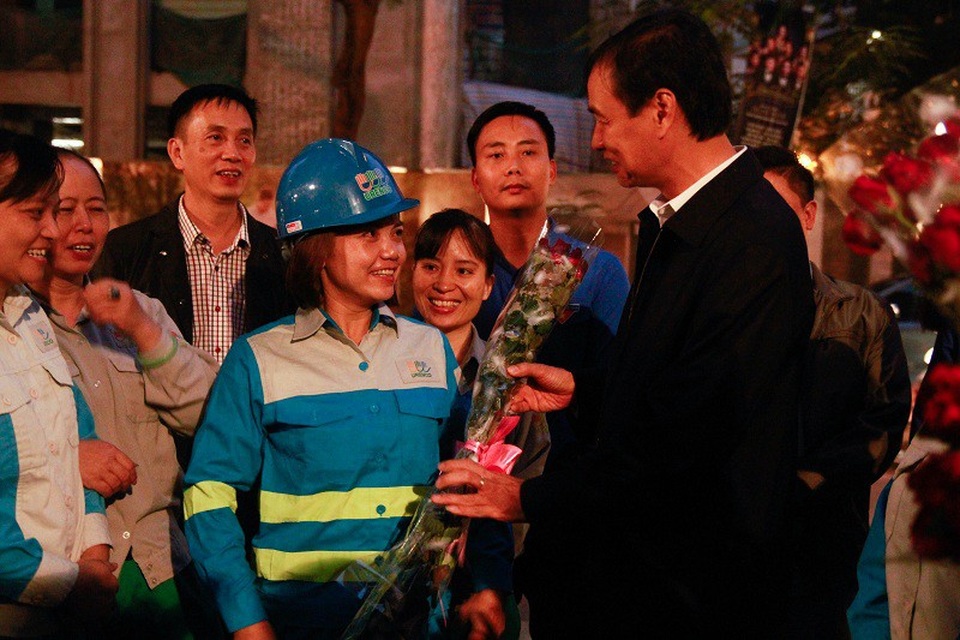Nụ cười rạng rỡ của nữ công nhân môi trường khi được tặng hoa 20/10 - 1
Phó Bí thư Thành ủy Hà Nội - Đào Đức Toàn tặng hoa trò chuyện, hỏi thăm đời sống chị em công nhân môi trường