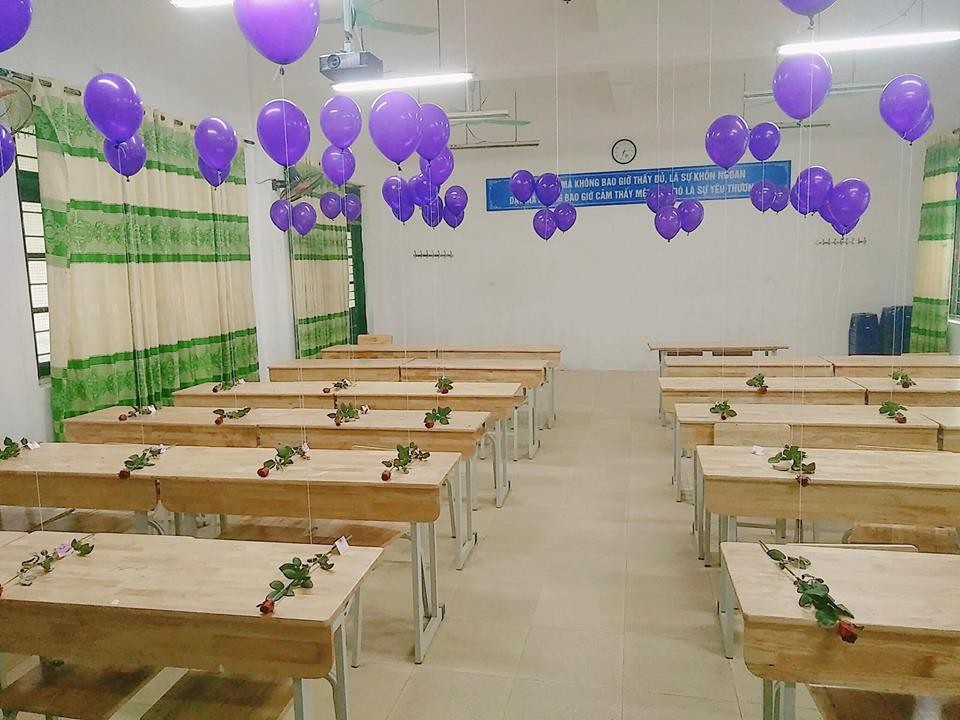 Học sinh Hải Phòng tặng dép tổ ong làm quà 20/10 cho các bạn nữ - 3 Hoa hồng được xếp ngay ngắn tại vị trí ngồi của các bạn nữ (ảnh: Nguyễn Phương Linh)