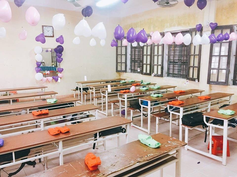 Học sinh Hải Phòng tặng dép tổ ong làm quà 20/10 cho các bạn nữ - 4 Một tập thể khác với ý tưởng tương tự là tặng dép tổ ong (ảnh: Uyên Đỗ)