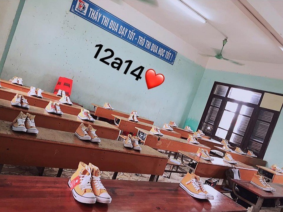 Học sinh Hải Phòng tặng dép tổ ong làm quà 20/10 cho các bạn nữ - 6 Và cả những đôi giày thể thao