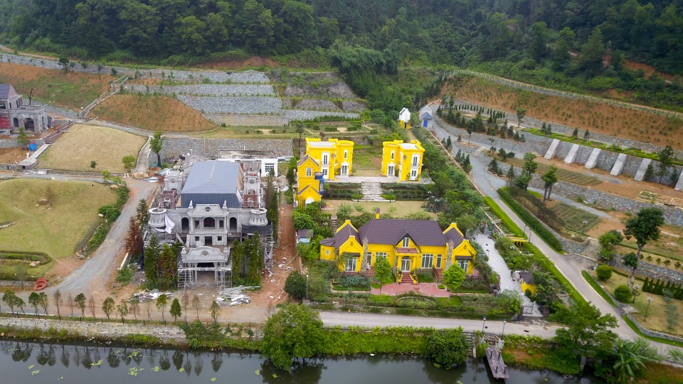 Biệt thự nguy nga lẩn khuất quanh rừng phòng hộ Sóc Sơn - 8
Công trình xây dựng sai phạm trên đất rừng phòng hộ đáng chú ý của xã Minh Trí phải kể đến Hoàng Lê Gia Garden. Một người dân sống gần đây cho biết, khu vực này đã được xây dựng từ lâu, đến nay nhiều hạng mục còn xây dở dang.