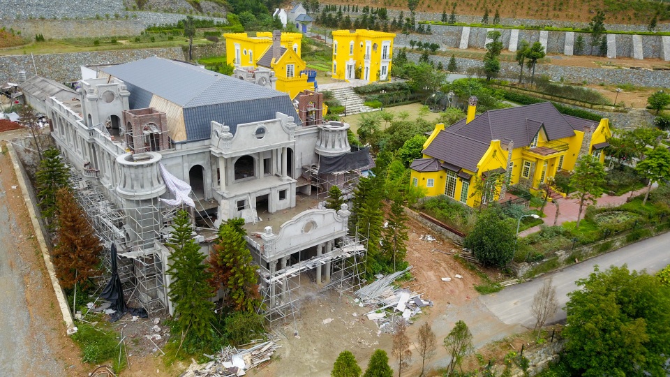 Biệt thự nguy nga lẩn khuất quanh rừng phòng hộ Sóc Sơn - 9
Một toà nhà biệt thự trong khu Hoàng Lê Gia Garden đã xây xong phần thô đang trong giai đoạn hoàn thiện.