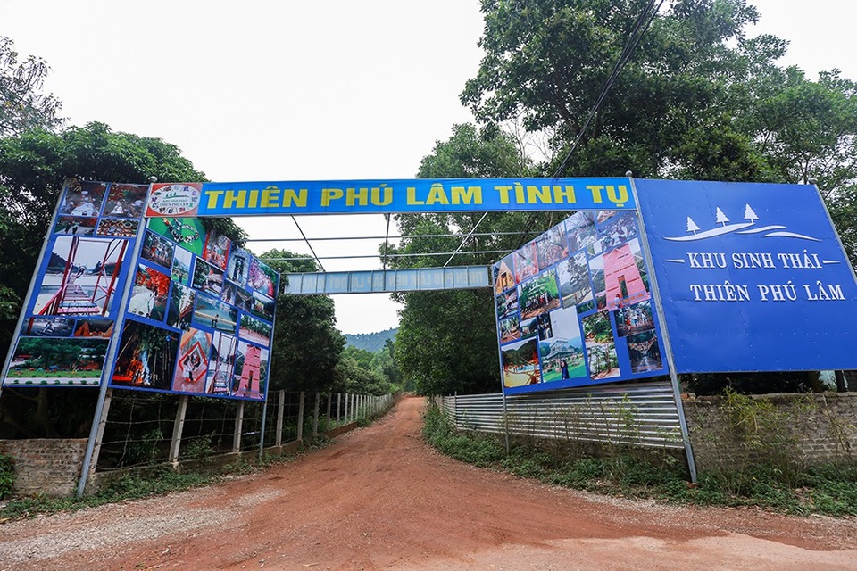 Biệt thự nguy nga lẩn khuất quanh rừng phòng hộ Sóc Sơn - 2
Tại khu vực thôn Lâm Trường, xã Minh Phú (Sóc Sơn, Hà Nội) xuất hiện biển quảng cáo của các khu nghỉ dưỡng khu sinh thái.