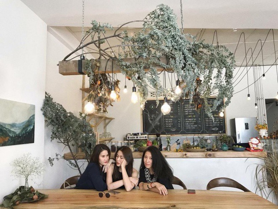 Thời gian qua, khi chồng Thùy Trang - nam ca sĩ Phạm Anh Khoa vướng phải scandal lớn nhất trong sự nghiệp, hội bạn thân đều ở bên cạnh an ủi, động viên vợ nam ca sĩ vượt qua giai đoạn khủng hoảng. Mới đây nhất, Tăng Thanh Hà cũng vừa chia sẻ những hình ảnh trong chuyến đi du lịch cùng Thùy Trang và Thân Thúy Hà ở Đà Lạt. Trong bức hình chụp chung tại Đà Lạt, Tăng Thanh Hà viết: “I’m so happy to have you in my life” (Tạm dịch: Tôi vô cùng hạnh phúc khi có các bạn trong cuộc đời mình).