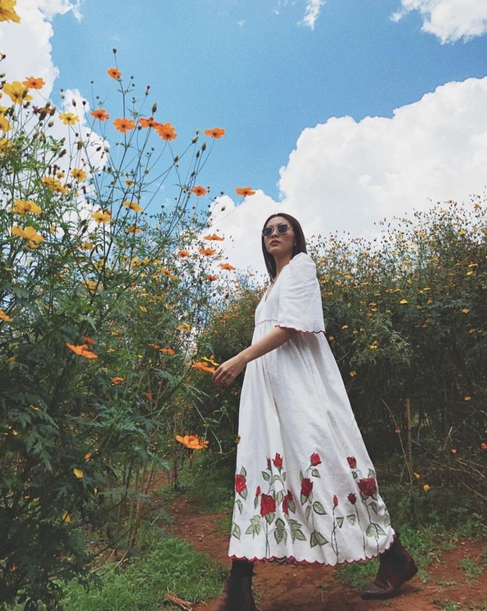 Tăng Thanh Hà xuất hiện giữa khung hình nhẹ nhàng, thư thái như nàng thơ giữa xứ mộng mơ. Cô mặc chiếc váy trắng dáng dài dịu dàng, đi đôi boots và đeo kính. Kể từ khi làm dâu nhà đại gia, Tăng Thanh Hà đã giã từ showbiz nhưng mỗi lần xuất hiện cô vẫn gây “thương nhớ”.