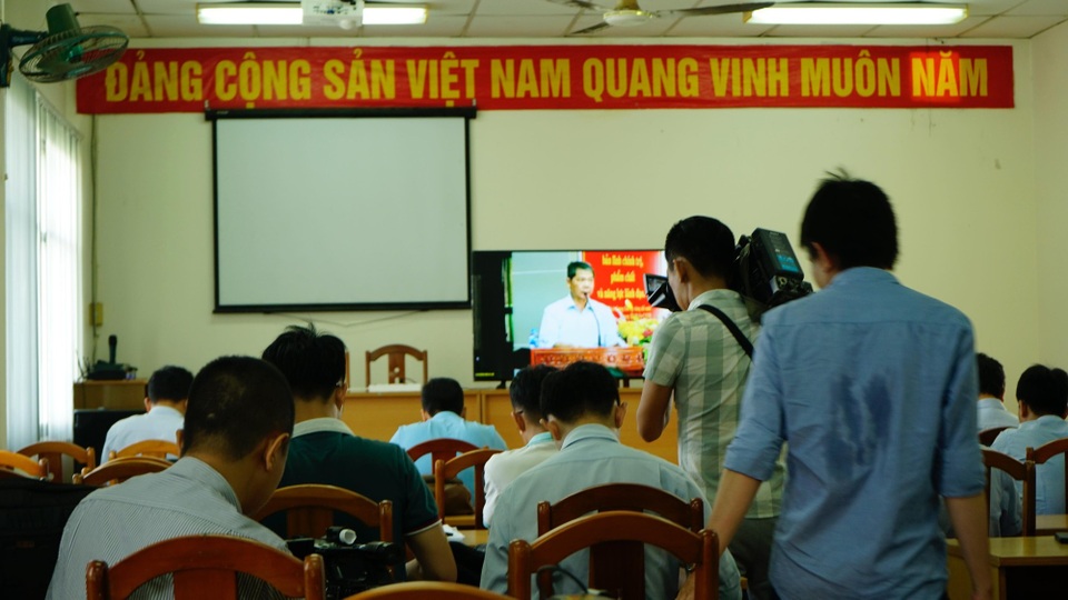 Báo chí ngồi khu vực riêng theo dõi qua màn hình