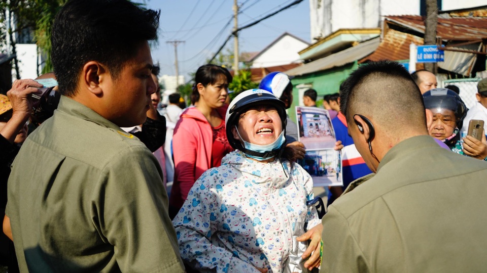 
Nhưng do khu vực công bố hạn chế nên nhiều người dân không được vào.
