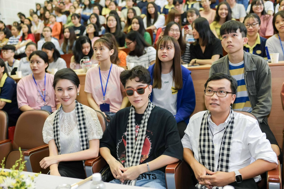 Thùy Dung từng áp lực, đau khổ khi gặp sự cố ở Hoa hậu Quốc tế 2017 - 2 Các người đẹp, ca sĩ, nhạc sĩ và chuyên gia giao lưu với sinh viên.