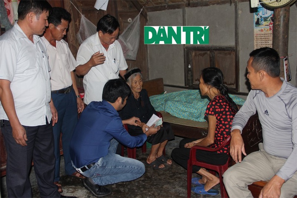 Bạn đọc Dân trí hỗ trợ nóng 12 triệu đồng đến mẹ già 85 tuổi - 2 PV Dân trí cùng đại diện chính quyền địa phương, ông Quang trao số tiền hơn 12 triệu đồng cho cụ Hương.