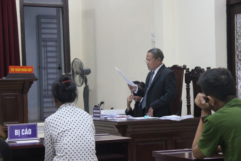 Vụ "mua mì chính giả làm đám cưới con": Đề nghị 24-30 tháng tù treo - 2 Luật sư bào chữa cho bị cáo Đào Thị Lương chỉ ra nhiều điểm bất hợp lý trong vụ việc (Ảnh: Nguyễn Trường).