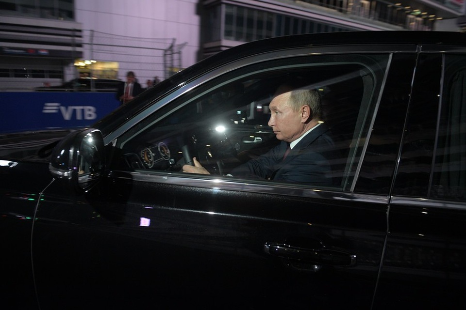 Tổng thống Putin lái siêu xe chở Tổng thống Ai Cập thăm đường đua Công thức 1 - 2 (Ảnh: Sputnik)