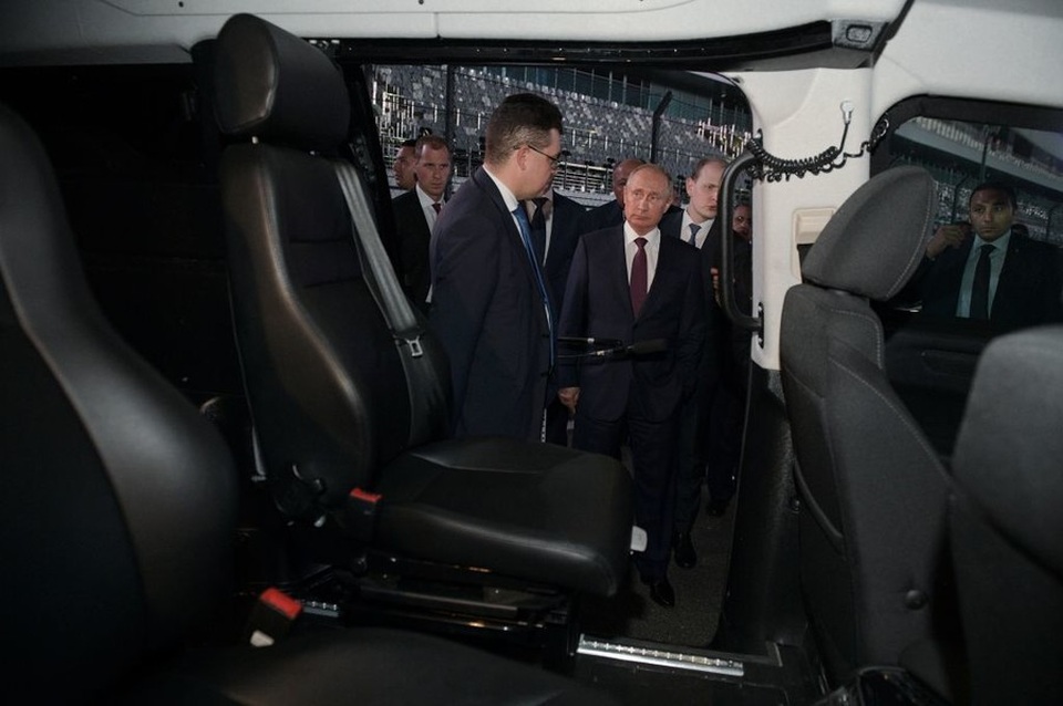 Tổng thống Putin lái siêu xe chở Tổng thống Ai Cập thăm đường đua Công thức 1 - 3 (Ảnh: Sputnik)