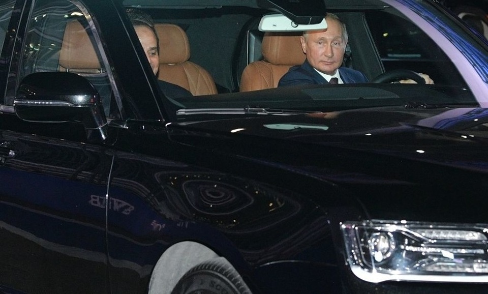 Tổng thống Putin lái siêu xe chở Tổng thống Ai Cập thăm đường đua Công thức 1 - 4 (Ảnh: Sputnik)